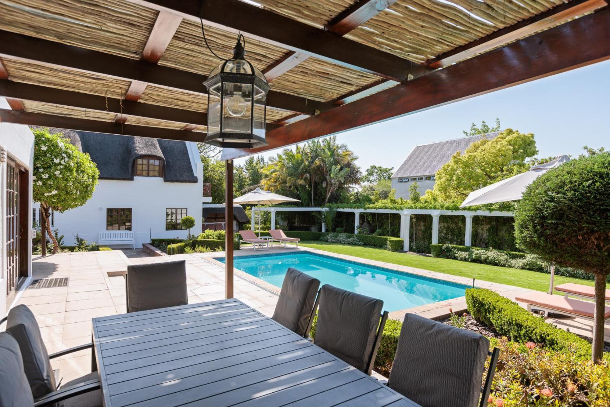 Die Rietdak - Reetdachhaus Mit Vier Schlafzimmern Cape Town Exterior photo
