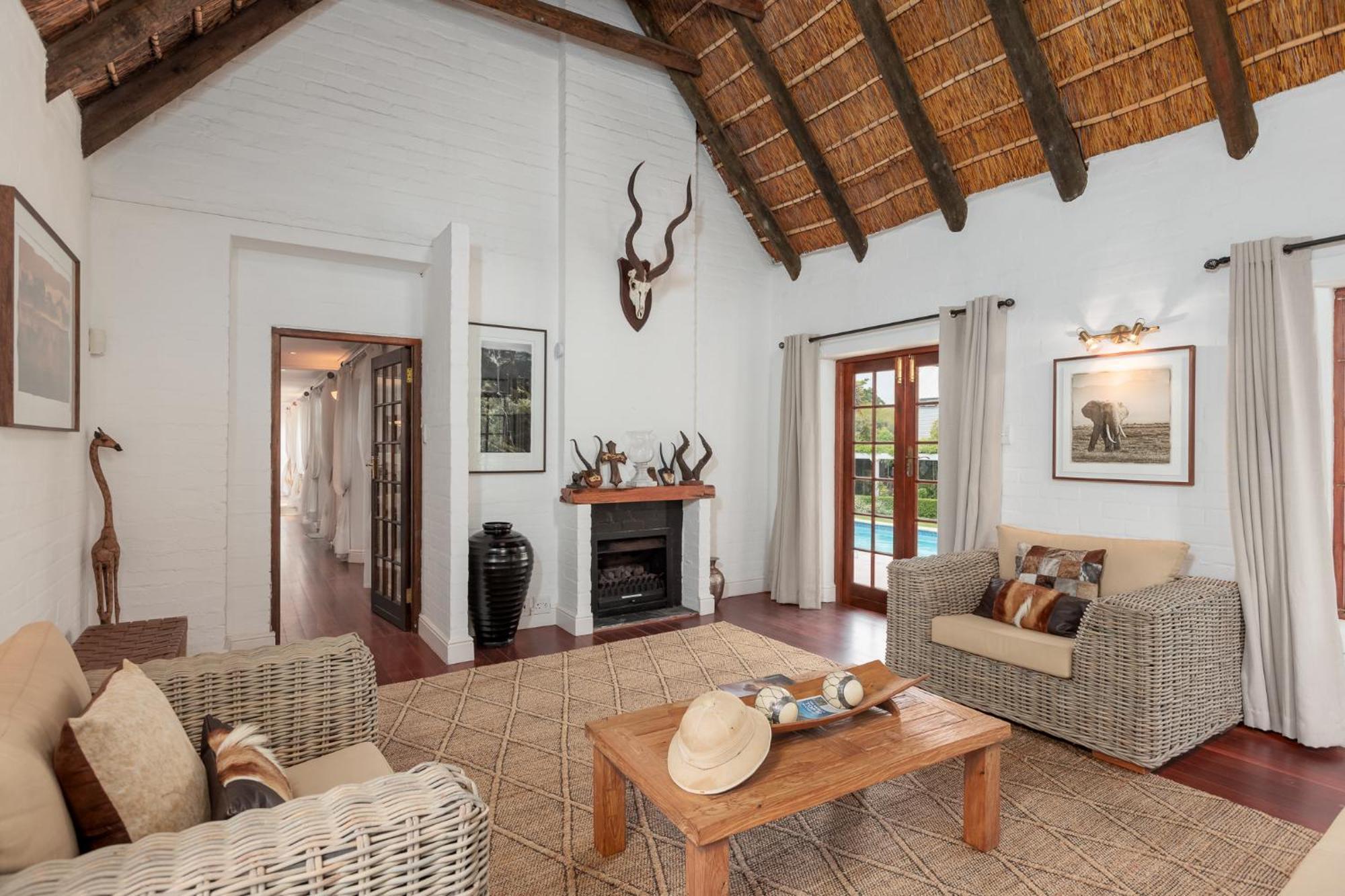 Die Rietdak - Reetdachhaus Mit Vier Schlafzimmern Cape Town Exterior photo